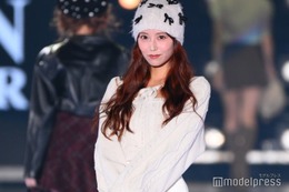 白間美瑠、ミニスカで美太もも全開 ビーニー帽でトレンド感プラス【関コレ2025A/W】