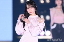 ≠ME谷崎早耶、肩出し衣装に視線集中 大人ガーリーコーデ披露【関コレ2025A/W】