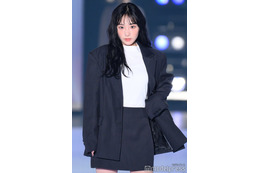 「ガルプラ」出身・永井愛実、シンプルセットアップで美脚際立つ【関コレ2025A/W】