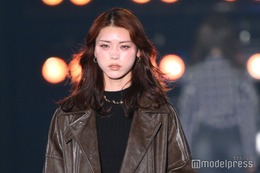 井手上漠、美脚のぞくスリットスカートでクールな魅力放つ【関コレ2025A/W】