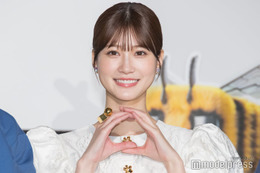 生見愛瑠、膝上ミニ丈で美脚スラリ「理想のスタイル」「大人っぽい」と絶賛の声
