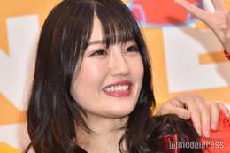 “可愛すぎる新喜劇女優”小寺真理、ミニ丈から美脚披露「裏側見れて嬉しい」「盗撮みたいな画角」の声