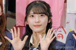 AKB48佐藤綺星、オフショル私服で美デコルテ輝く「華奢で可愛すぎる」「まさに天使」と反響