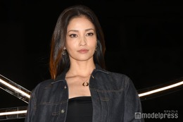 黒木メイサ、美ウエストのぞくキャミ姿に反響「憧れのスタイル」「ヘルシーで素敵」