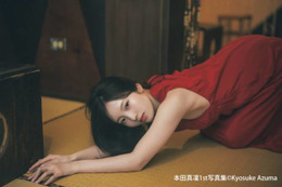 本田真凜、しなやかなボディラインが際立つ赤ドレスSHOT披露！ドキッとするような大人っぽい表情で魅せる