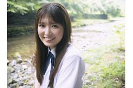 乃木坂46小川彩、夏の川辺をバックに自然体な笑顔がキラリ！透明感あふれる制服SHOT公開