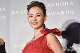 SHIHO、親子で圧巻美脚披露 ショーパン姿の写真に「脚長い」「スタイル抜群」の声
