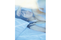 磯山さやか、ふっくら美バスト際立つ寝転びSHOT披露！モーテルで“オトナの魅力”を存分に発揮 画像