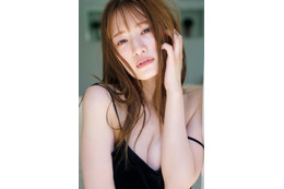 中田花奈、美バスト溢れるキャミソール姿「週刊FLASH」表紙登場