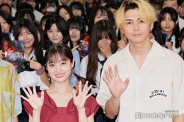 橋本環奈・眞栄田郷敦ら、学校にサプライズ登場 生徒から歓声浴びる【カラダ探し THE LAST NIGHT】