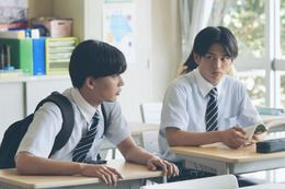 AmBitious真弓孟之、長編映画初出演で堂々の存在感 “先輩”なにわ男子・長尾謙杜との共演シーンも解禁【恋に至る病】 画像