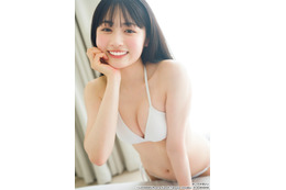 「ミスヤングマガジン」晴こころ、白ビキニ姿で美ボディ輝く