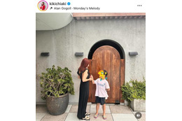 伊藤千晃、8歳息子との写真撮影の一コマを明かし「お母さんに似てセンスがいい」「愛感じます」の声