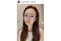 宮崎宣子、水着姿公開「40歳を越えてまさか水着を着ることになるとは」