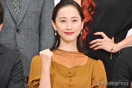 松井玲奈、可憐なノースリーブワンピ姿披露「大人の魅力溢れてる」「美しい」と反響