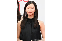 乃木坂46菅原咲月、ミニスカ×パーマで新たな魅力解放「いつもと違う表情が素敵」「キュンとした」の声