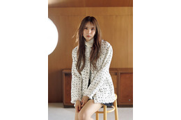 “yousti”としてソロデビューした小林由依、ほっそり美脚チラリの秋コーデ披露！等身大の魅力に迫る