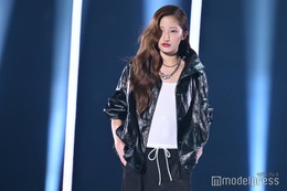 Girls2小川桜花、笑顔封印 レザージャケットでクールなスタイル【TGC2025A/W】 画像
