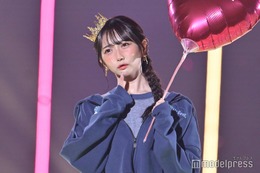 ≠ME谷崎早耶、“あざと可愛い”ウインクで魅了 パーカー×チェックスカートのカジュアルコーデ【TGC2025A/W】