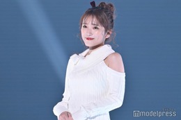 矢吹奈子、純白ワンピで美肩チラリ 可愛さ全開コーデ【TGC2025A/W】