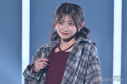 CUTIE STREET板倉可奈、大人っぽバーガンディコーデで美脚チラリ【TGC2025A/W】 画像