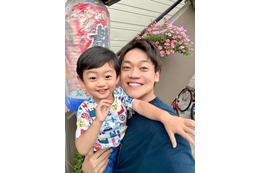 おばたのお兄さん、2歳になった息子と“男2人旅”！親子SHOTに「パパそっくりになってきましたね」「かわいい！」 画像