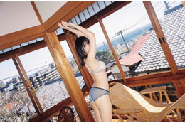 頓知気さきな、美ボディ際立つランジェリー姿にドキッ！古民家での色っぽい振り向きSHOT