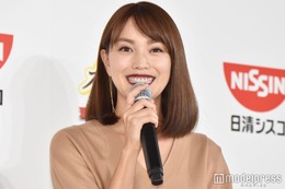 蛯原友里、美脚際立つしゃがみ姿「スタイル抜群」「組み合わせがおしゃれ」 画像