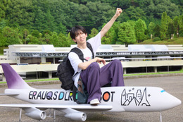 “年齢非公表”超特急リョウガ、3●歳記念「写真“集”」型トレカ決定 ワクワク感溢れた収録カット解禁【RYOGA THE CARD 〜Eternal Moment〜】