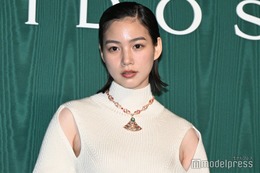 のん、大胆スリットワンピ×オールバックヘアで魅力放出【ブルガリ展覧会フォトコール第一夜】