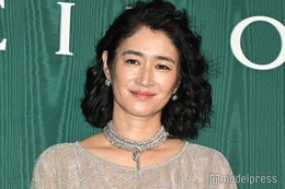 小雪、ウェービーヘアで雰囲気ガラリ ゴールドドレスで上品な魅力【ブルガリ展覧会フォトコール第一夜】