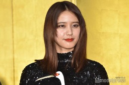 山崎紘菜、野球ユニ×ミニスカで美脚スラリ「圧巻のスタイル」「似合う」と反響