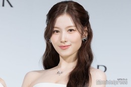TWICEサナ、美デコルテ＆美脚輝くミニ丈ドレスで登場 ハマっている食べ物明かす