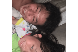 パンサー尾形、7歳愛娘との“ふざけ合い”寝かしつけSHOTに「楽しそう」「パパがいる時はこうなりますよね」