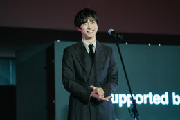 坂口健太郎、流暢な韓国語で歓声浴びる 渡辺謙らと「釜山国際映画祭」登壇【盤上の向日葵】