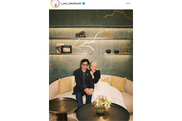 高橋愛、夫・あべこうじと寄り添ったラブラブ夫婦SHOTに反響「仲良し夫婦」「最高です」