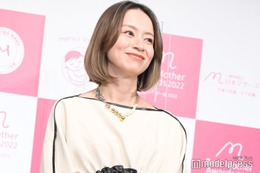 鈴木亜美、自宅での長男との2ショット公開「仲良しで微笑ましい」「プライベート感満載」 画像