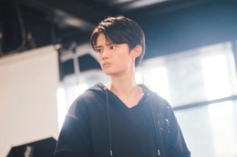 藤原大祐、“タイで活躍する人気モデル役”で自然体な魅力放つ「（LOVE SONG）」場面写真解禁