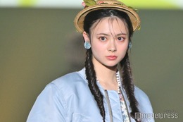 AKB48研究性・伊藤百花、ミニワンピで美脚スラリ 洋館でのショットに「お姫様みたい」「絵画のような美しさ」の声