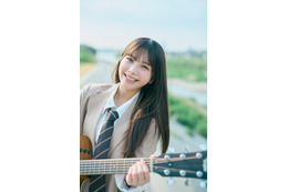 日向坂46下田衣珠季、ギター持ちキュートな笑顔「五期生のぽかぽか写真館」5人目公開