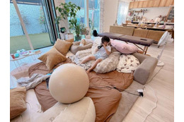 「寝れる時間は1時間ちょい」辻希美、広々リビングでの三男SHOT＆“首と肩がやばい”近況を明かす