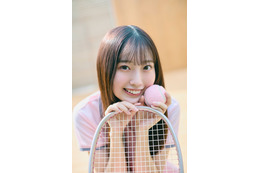 日向坂46大田美月、ピンクのテニスウェア姿で笑顔輝く「五期生のぽかぽか写真館」6人目公開