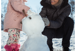 里帰り出産中の私…雪国で娘が祖母と遊ぶと→まさかの“雪だるま”に「ほっこり」 画像