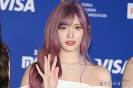 IVEイソ、ミニ丈キャミワンピで美スタイル際立つ 街中ショットに「絵になる」「憧れ」の声 画像