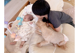 辻希美、生後1ヶ月次女に三男＆愛犬が寄り添うほっこりSHOT披露「仲良し」「可愛い」