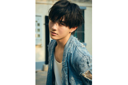 前田拳太郎、自身初のカレンダー発売決定！上海と宮古島を舞台にエモーショナルな美麗カット連発