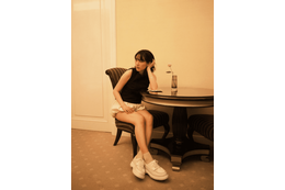 のん、二の腕＆美脚を大胆に見せた私服SHOTに反響「色気出過ぎ」「凛とした大人の女性」