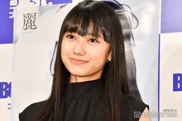 「私の夫と結婚して」黒崎レイナ、デニムコーデで美くびれ際立つ「スタイル良すぎ」「引き締まってる腹筋」と反響