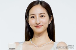 堀田茜、ほっそり二の腕披露のブルードレス着こなし 3種類のゴールドが華やか【TASAKI HAUTE PARFUMERIE EVENT】