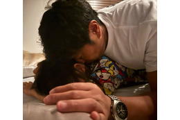 パンサー尾形、寝ている7歳娘への“お決まりの儀式”に妻「わたしは ヒヤヒヤするの。笑」 画像